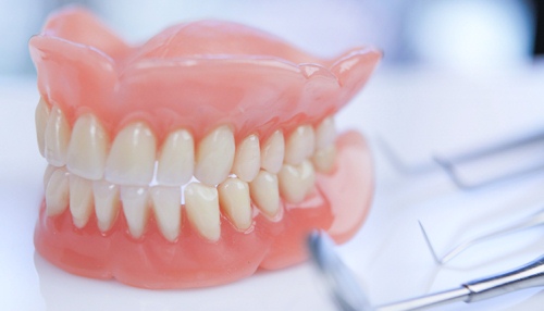 syemniy protez dlya zubov